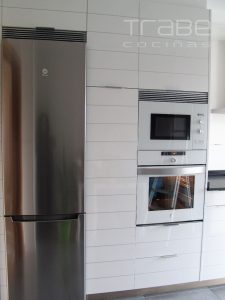 arabigo laminado brillo con electrodomesticos en cristal blanco granito negro mate 02