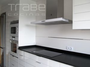 arabigo laminado brillo con electrodomesticos en cristal blanco granito negro mate 05