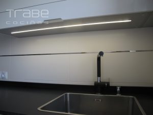 arabigo laminado brillo con electrodomesticos en cristal blanco granito negro mate 08