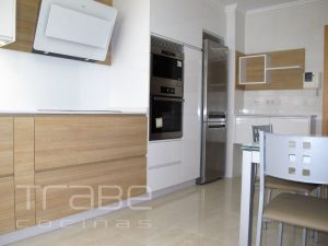 atlantico laminado blanco brillo con roble natura silestone 01