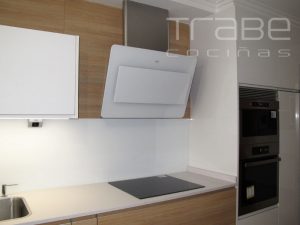 atlantico laminado blanco brillo con roble natura silestone 03